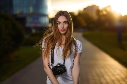 Обои на рабочий стол Модель Юлия Гончарова с фотоаппаратом, фотограф Dmitry Medved