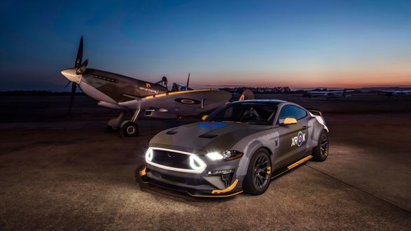 Обои на рабочий стол Самолет Eagle Squadrons 1940 года и Ford Eagle Squadron Mustang GT 2018 года на площадке ночью