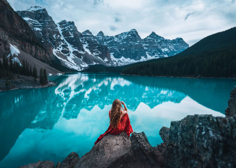 Обои на рабочий стол Девушка сидит на фоне озера, by Lizzy Gadd