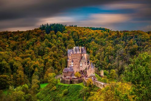 Обои на рабочий стол Замок Эльц / Burg Eltz в окружении леса, фотограф Gurcan Kadagan
