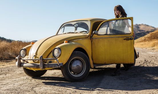Обои на рабочий стол Девушка и Volkswagen Beetle / Жук