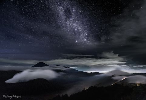 Обои на рабочий стол Под звездным небом спят вулканы, Java island, Indonesia / остров Ява, Индонезия, фотограф Алексей Самойленко