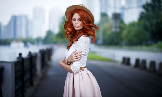 Обои на рабочий стол Рыжеволосая девушка в шляпе. Фотограф Maksim Romanov