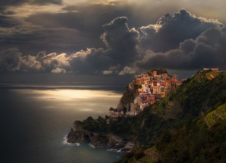 Обои на рабочий стол Городок Manarola, Italy / Манарола, Италия на скале у моря, фотограф Тодор Танев