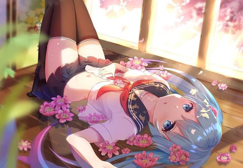 Обои на рабочий стол Vocaloid Hatsune Miku / вокалоид Хатсуне Мику в матроске лежит на веранде в цветках сакуры, освещенная солнцем