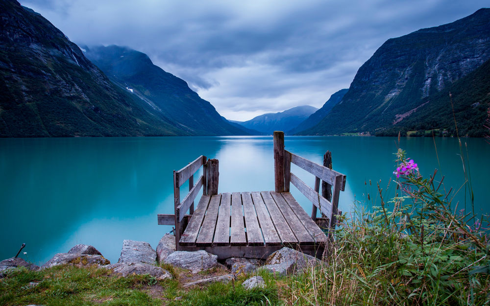 Обои для рабочего стола Небольшой деревянный причал у горного озера, Норвегия, фотограф Alex Emanuel Koch