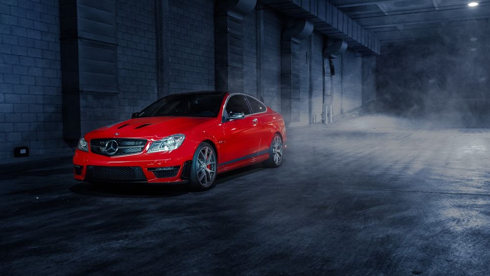 Обои для рабочего стола Красный Mercedes на парковке