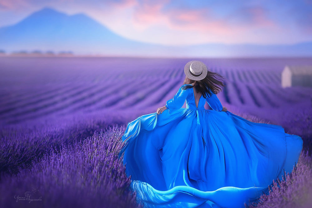 Обои для рабочего стола Девушка в шляпке и голубом платье на лавандовом поле. Фотограф Ирина Недялкова