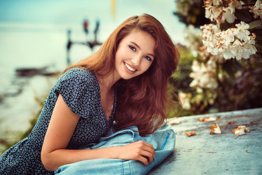 Обои для рабочего стола Модель Meline улыбается, фотограф Lods Franck