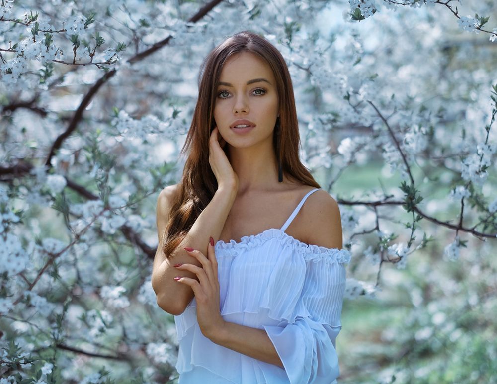Обои для рабочего стола Модель Klaudia стоит в цветущем саду, фотограф Andrzej Car