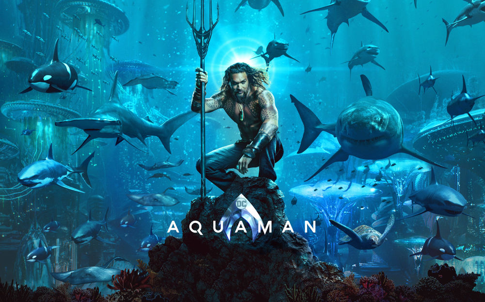Обои для рабочего стола Актер Jason Momoa / Джейсон Момоа в роли Aquaman / Аквамена среди обитателей океана, постер к одноименному фильму