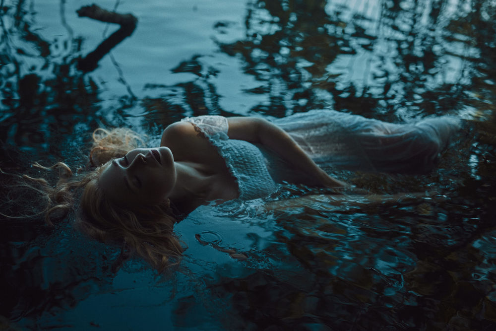 Обои для рабочего стола Девушка лежит в воде. Фотограф Martin Strauss