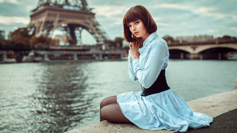 Обои для рабочего стола Модель Marie Grippon на берегу реки во Франции / France, фотограф Lods Franck