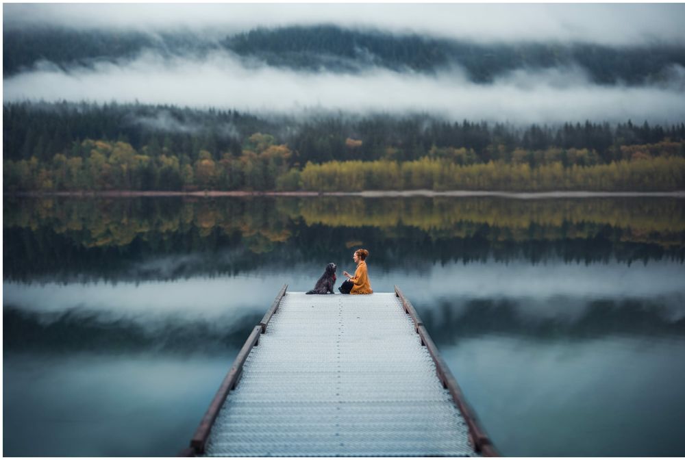 Обои для рабочего стола Девушка с собакой сидят на причале, фотограф Lizzy Gadd