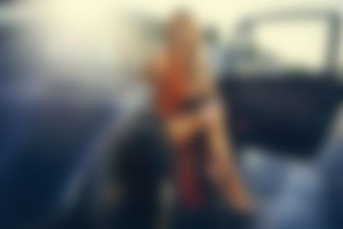 Обои на рабочий стол Модель Lauren York сидит в авто