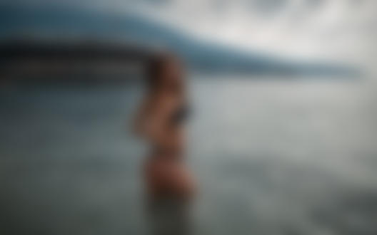 Обои на рабочий стол Девушка Карина Тараканова стоит в воде. Фотограф Grigoriy Lifin