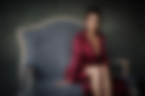 Обои на рабочий стол Модель Kristina / Кристина в бордовом платье сидит на диване, фотограф Dmitry Arhar