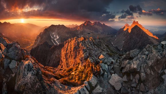 Обои на рабочий стол Восход солнца в горах Tatra, Poland / Татры, Польша, фотограф Karol Nienartowicz
