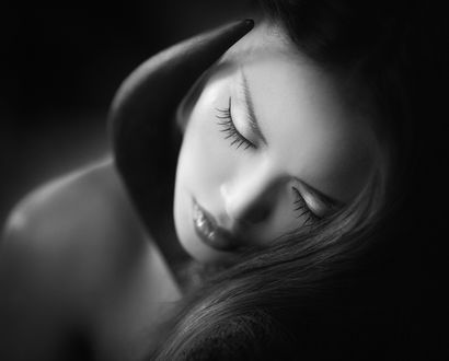 Обои на рабочий стол Девушка с закрытыми глазами, фотограф Joachim Bergauer