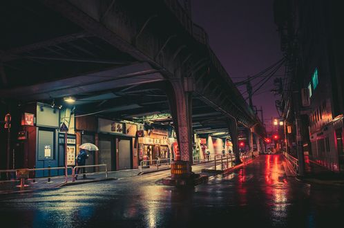 Обои на рабочий стол Мужчина с зонтом идет по ночной улице Токио / Tokyo, Япония / Japan, art by Masashi Wakui