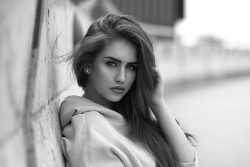 Обои на рабочий стол Девушка смотрит в камеру, фотограф Ariel Grabowsk