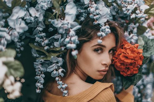 Обои на рабочий стол Модель Jessica Kobeissi стоит у цветущего куста