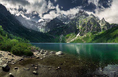 Обои на рабочий стол Озеро у подножья гор Tatra, Poland / Татры, Польша, фотограф Karol Nienartowicz