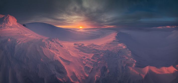 Обои на рабочий стол Заснеженная гора Айкуайвенчорр на рассвете, Мурманская область, Хибины, фотограф Истомин Виталий