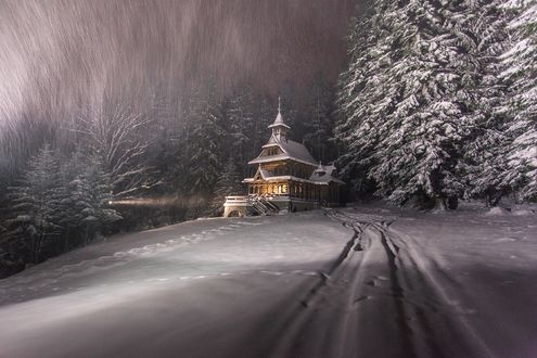 Обои на рабочий стол Метель ночью возле отеля Jaszczurowka на окраине леса, Zakopane, Poland / Закопане, Польша, фотограф Karol Nienartowicz