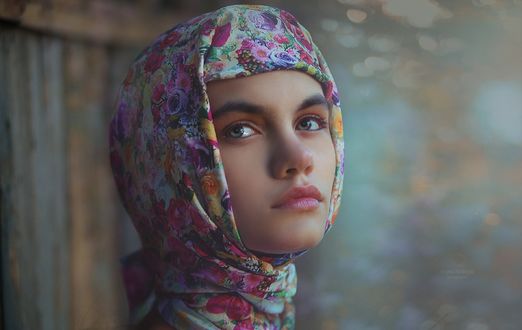 Обои на рабочий стол Модель Софи в платке, фотограф Nadegda Shibina
