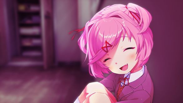 Обои на рабочий стол Нацуки / Natsuki из игры Doki Doki Literature Club! / Литературный клуб «Тук-Тук!» смеется, сидя в комнате
