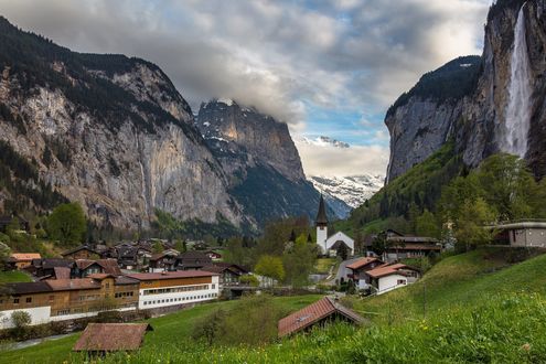 Обои на рабочий стол Деревня Лаутербруннен / Lauterbrunnen в горах Швейцарии / Switzerland