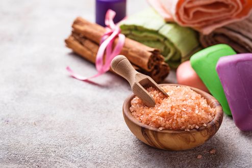 Обои на рабочий стол Spa-набор: мыло, палочки корицы, морская соль и махровые полотенца