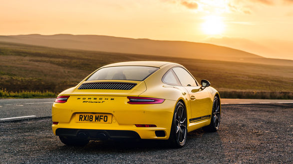 Обои на рабочий стол Желтый Porsche 911 Carrera T стоит у дороги на фоне природы