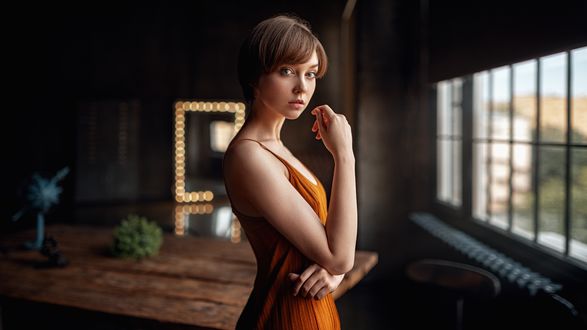 Обои на рабочий стол Модель Olya Pushkina / Оля Пушкина стоит перед окном. Фотограф Georgy Chernyadyev