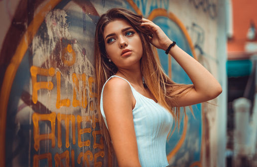 Обои на рабочий стол Девушка стоит у стены, фотограф Marco Squassina