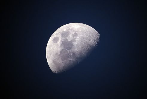 Обои на рабочий стол Луна крупным планом
