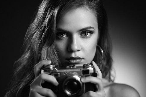 Обои на рабочий стол Модель Dajana с фотоаппаратом, фотограф Anatoli Oskin