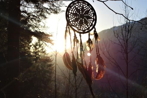 Обои на рабочий стол Ловец снов / dreamcatcher с перьями в лучах заката