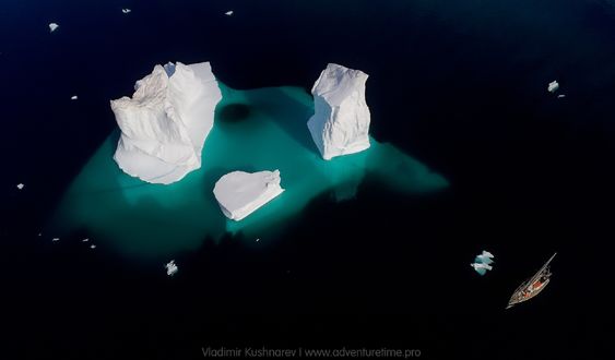 Обои на рабочий стол Айсберг и шхуна в Arctic Ocean / Северном Ледовитом океане, Greenland / Гренландия, вид с высоты, фотограф Vladimir Kushnarev