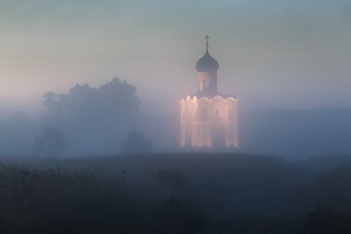Обои на рабочий стол Светящаяся церковь Покрова в утреннем тумане, Владимирская область, фотограф Пашеничев Александр