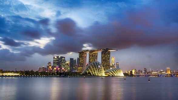 Обои на рабочий стол Вид на отель Marina bay sands / Марина Бэй Сэндс со стороны моря, Republic of Singapore / Республика Сингапур