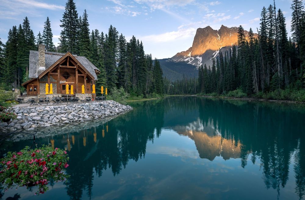 Обои на рабочий стол Домик на берегу озера Эмеральд / Emerald Lake в