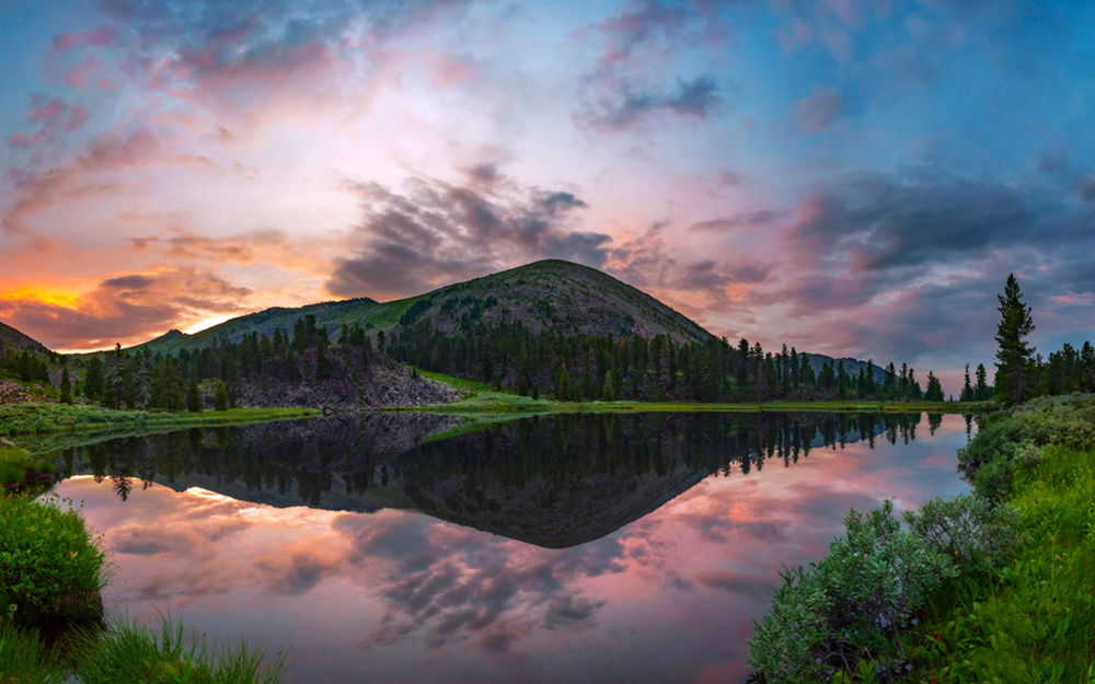 Обои для рабочего стола Гора, лес и небо отражаются в водной глади озера, фотограф Алексей Байфа