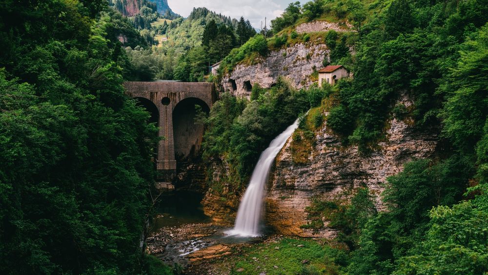 Обои для рабочего стола Небольшой водопад в коммуне Ламон, Италия / Lamont, Italy