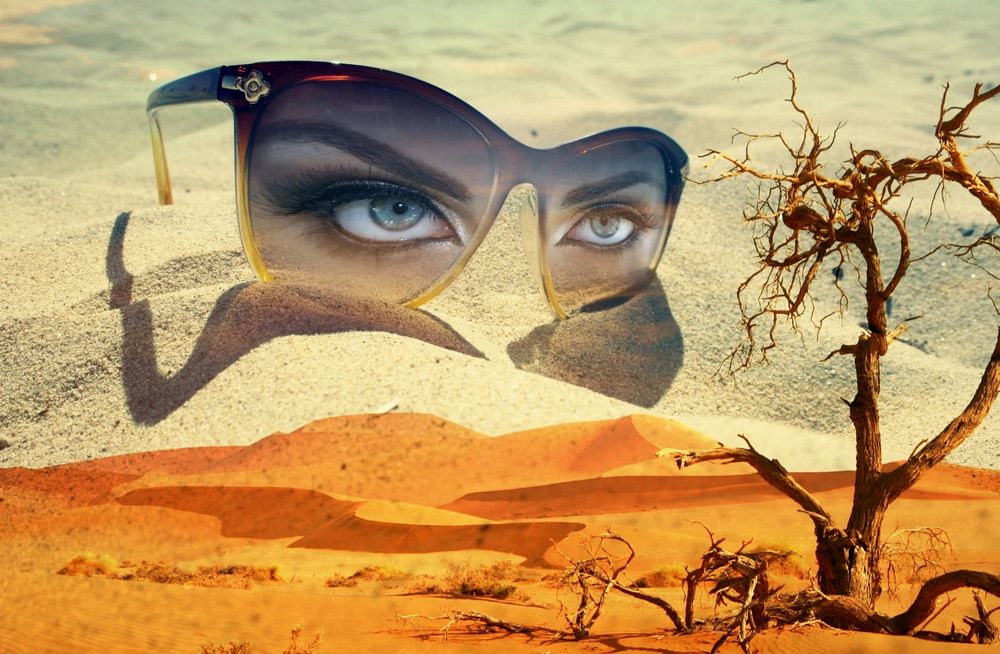 Обои для рабочего стола Глаза девушки за стеклами очков над пейзажем пустыни, by Solomon Barroa