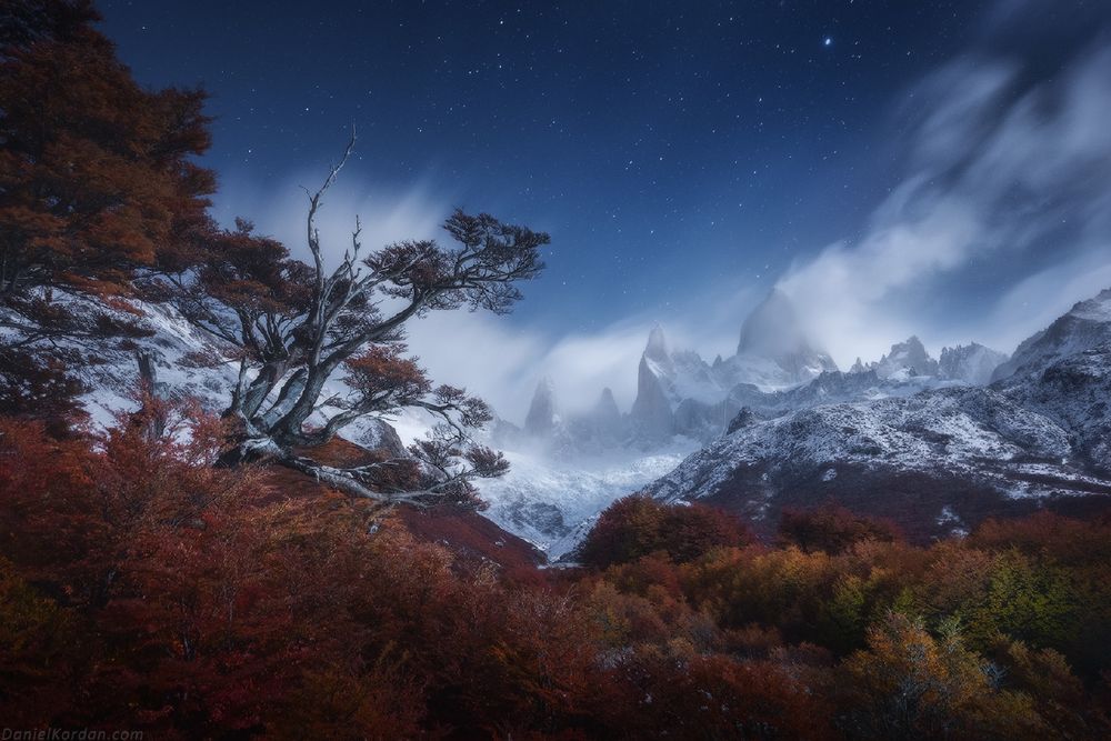 Обои для рабочего стола Горная вершина Fitzroy, Patagonia / Фицрой, Патагония в лунном свете, фотограф Даниил Коржонов