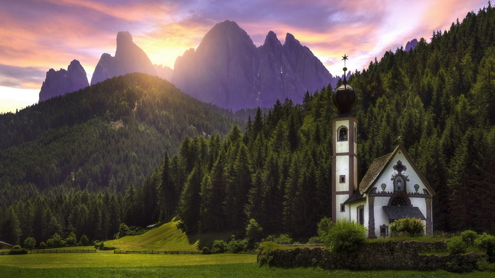 Обои для рабочего стола Церковь в деревне Санта-Магдалена / Santa Maddalena / St. Magdalena на фоне лесов и Доломитовых Альп в Италии