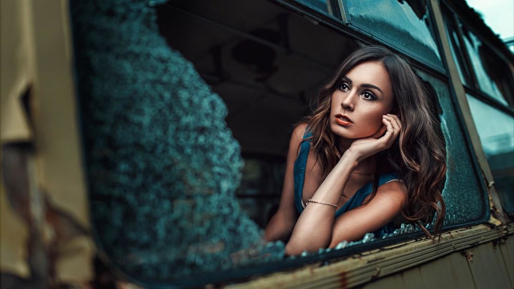 Обои для рабочего стола Модель Катажина Клуска позирует, выглядывая из разбитого окна строго вагона общественного транспорта