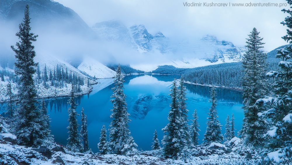 Обои для рабочего стола Первый снег, выпавший ночью, Moraine Lake, Alberta, Canada / Озеро Морейн, Альберта, Канада, фотограф Vladimir Kushnarev